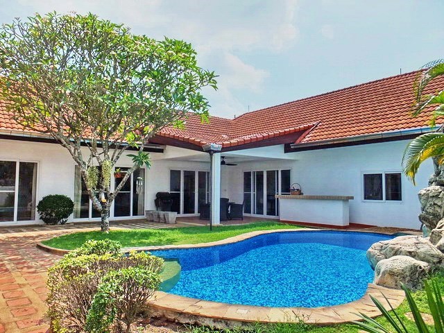 House for rent East Pattaya showing the house and pool