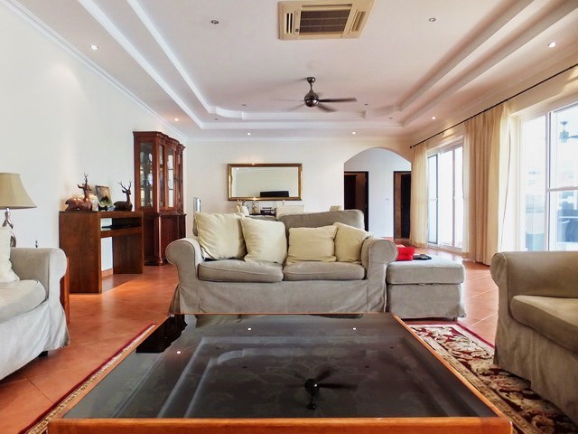 House for rent East Pattaya showing the living and dining areas 