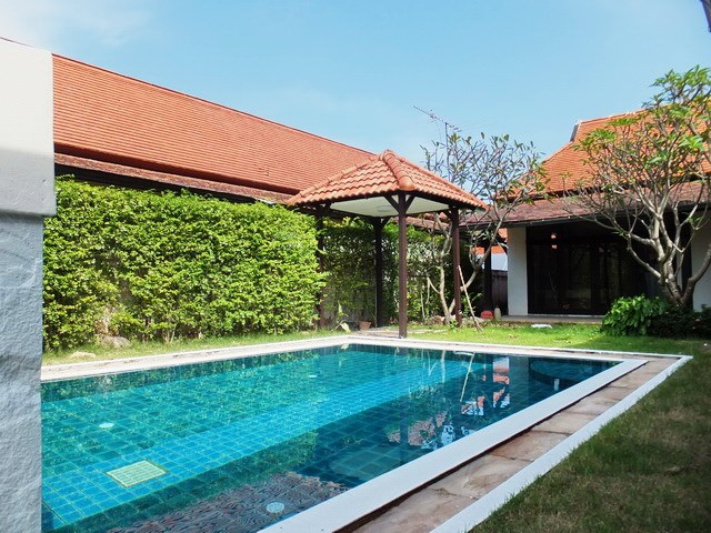 House for rent Mabprachan Pattaya showing the pool 