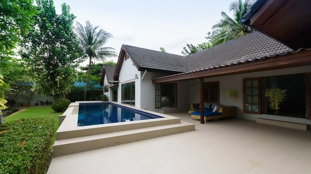 House for rent Pattaya showing the house and pool
