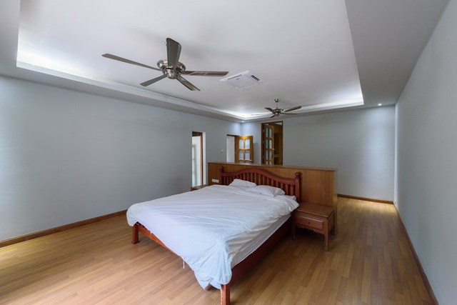 House for rent Pattaya showing the master bedroom suite House for rent Pattaya showing the master bedroom suite