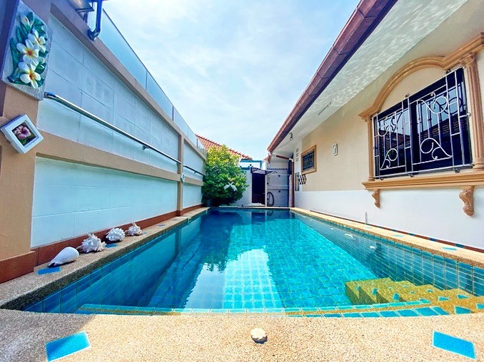 House for rent Pattaya showing the private pool and poolside shower  