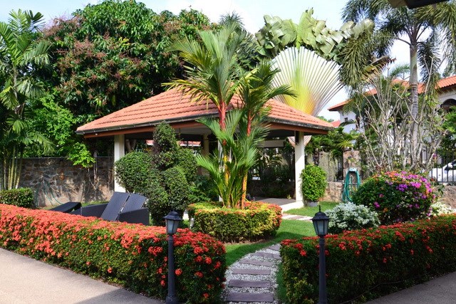 House for sale Pattaya Mabprachan showing the garden and sala House for sale Pattaya Mabprachan showing the garden and sala