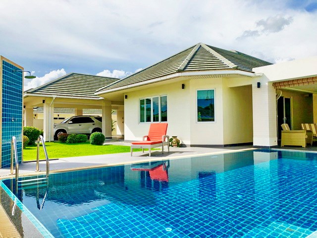 House for sale East Pattaya showing the house, garden and pool 