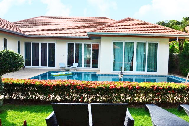 House for sale Pattaya Mabprachan showing the house and pool House for sale Pattaya Mabprachan showing the house and pool