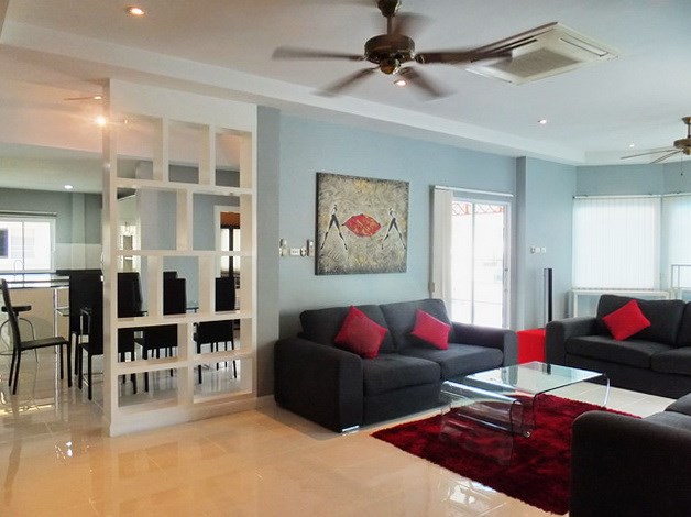 House for sale East Pattaya showing the living and dining areas 