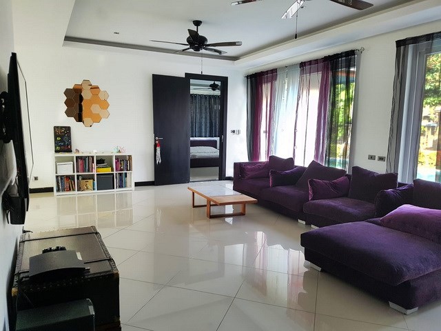 House for sale Pattaya Mabprachan showing the living room House for sale Pattaya Mabprachan showing the living room