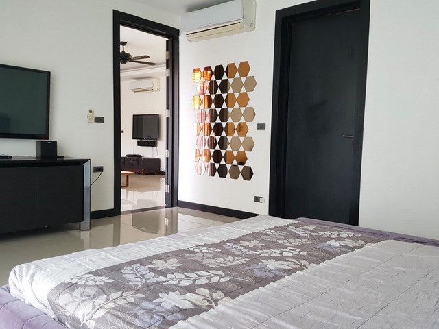 House for sale Pattaya Mabprachan showing the master bedroom House for sale Pattaya Mabprachan showing the master bedroom