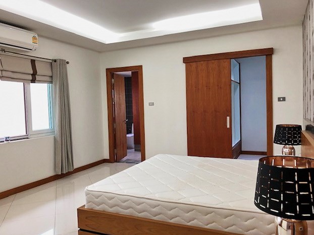 House for sale East Pattaya showing the master bedroom suite House for sale East Pattaya showing the master bedroom suite