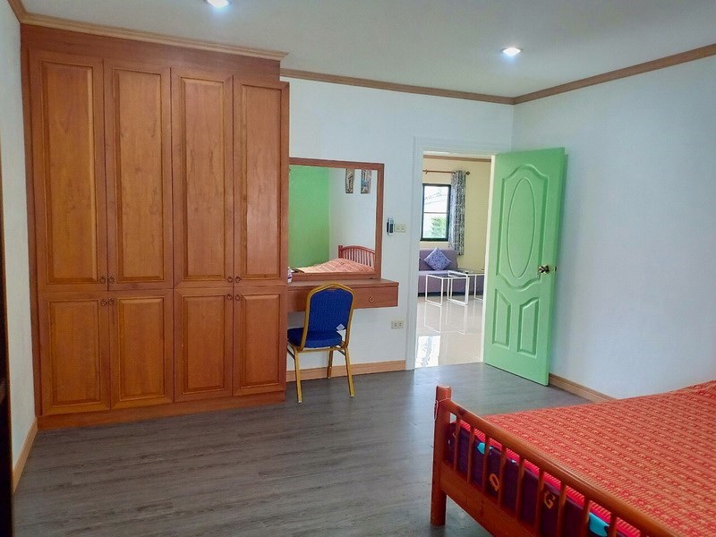House for sale East Pattaya showing the master bedroom with built-in wardrobes House for sale East Pattaya showing the master bedroom with built-in wardrobes