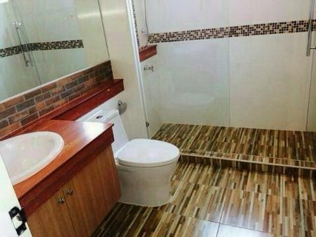 House for sale Huay Yai Pattaya showing the bathroom House for sale Huay Yai Pattaya showing the bathroom