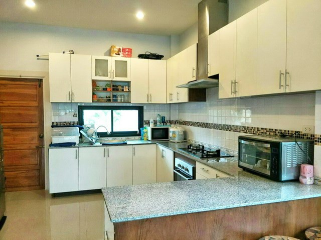 House for sale Huay Yai Pattaya showing the kitchen House for sale Huay Yai Pattaya showing the kitchen