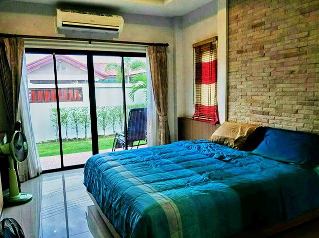 House for sale Huay Yai Pattaya showing the master bedroom House for sale Huay Yai Pattaya showing the master bedroom