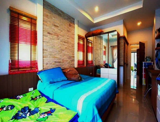 House for sale Huay Yai Pattaya showing the master bedroom suite House for sale Huay Yai Pattaya showing the master bedroom suite