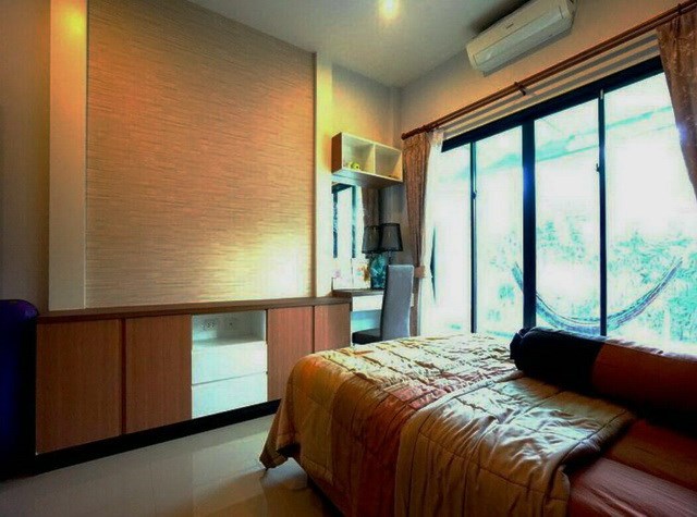House for sale Huay Yai Pattaya showing the second bedroom with office area House for sale Huay Yai Pattaya showing the second bedroom with office area