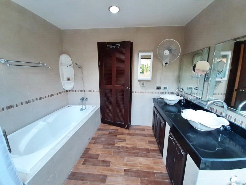 House for sale Huai Yai Pattaya showing the master bathroom 