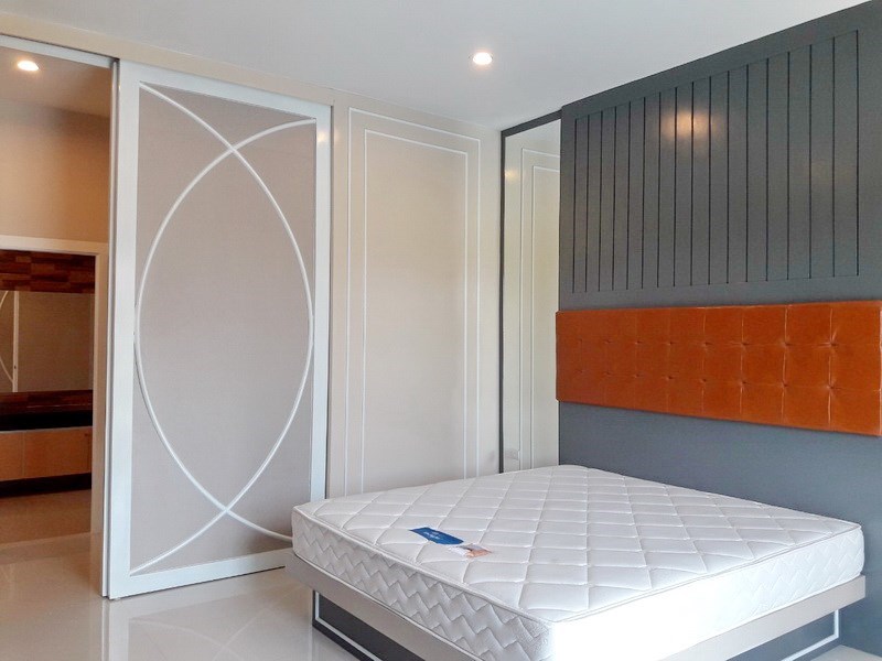 House for sale Huay Yai Pattaya showing the master bedroom