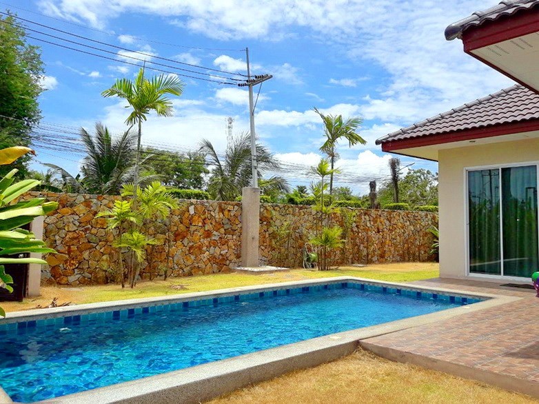 House for sale Huay Yai Pattaya showing the pool and garden 