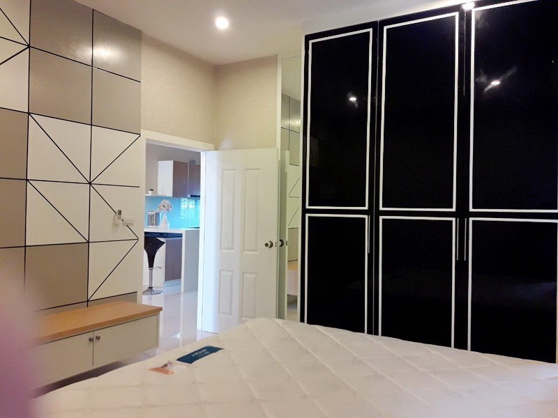 House for sale Huay Yai Pattaya showing the master bedroom with built-in wardrobes 