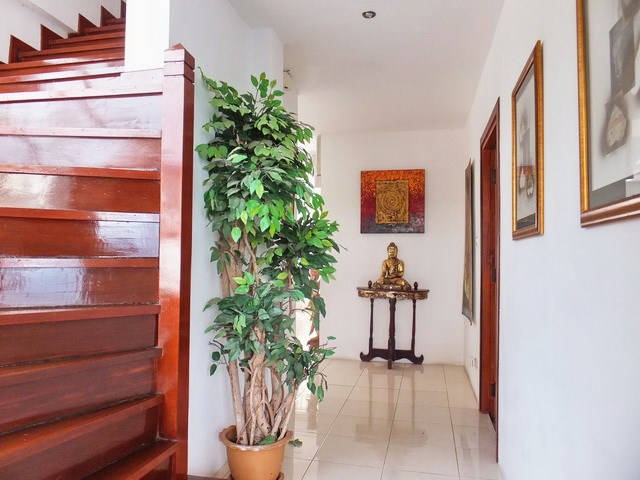 House for Sale Jomtien showing the entrance 