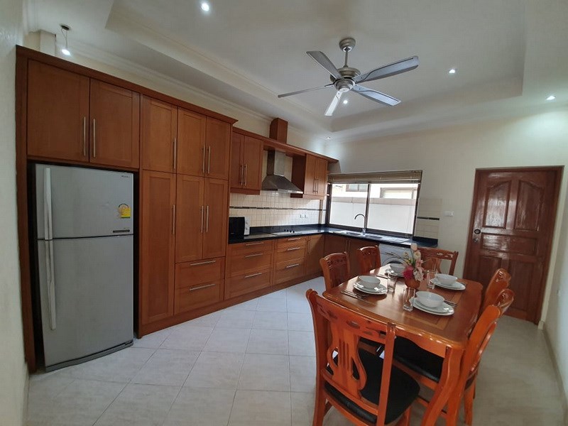 House for sale Jomtien showing the kitchen 