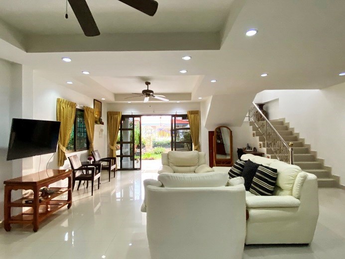 House for sale Jomtien showing the living room 