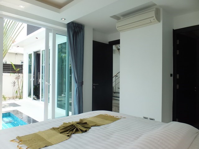 House for sale Jomtien showing the master bedroom suite 