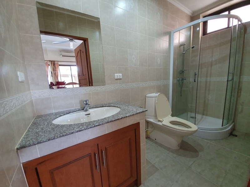 House for sale Jomtien showing the second bathroom 