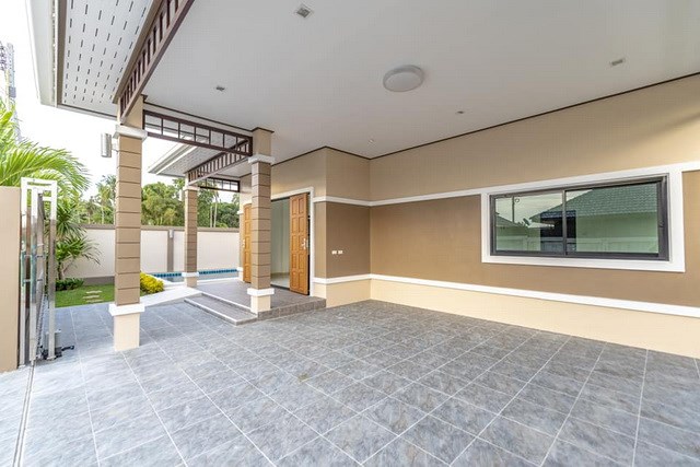 House for sale Pattaya Mabprachan showing the carport and terrace House for sale Pattaya Mabprachan showing the carport and terrace