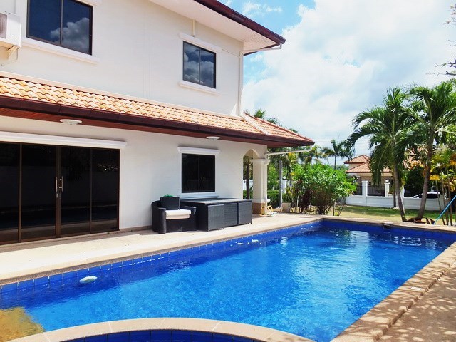 House for Sale Mabprachan Pattaya showing the house and private pool 