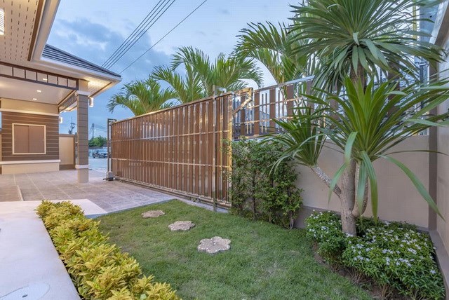House for sale Pattaya Mabprachan showing the garden and gate House for sale Pattaya Mabprachan showing the garden and gate