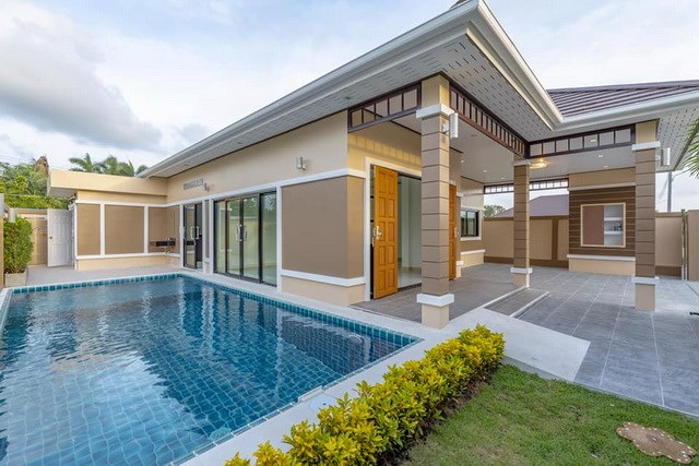 House for sale Pattaya Mabprachan showing the house and pool House for sale Pattaya Mabprachan showing the house and pool