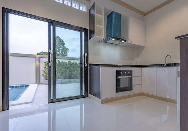 House for sale Pattaya Mabprachan showing the kitchen and sliding door to swimming pool House for sale Pattaya Mabprachan showing the kitchen and sliding door to swimming pool