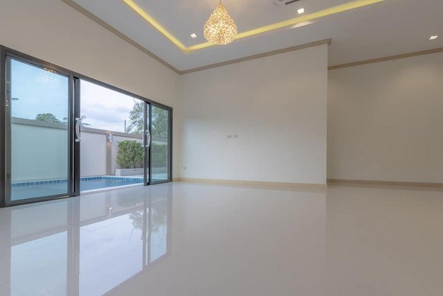 House for sale Pattaya Mabprachan showing the living area poolside House for sale Pattaya Mabprachan showing the living area poolside