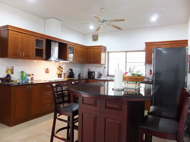 house for sale Mabprachan Pattaya showing the kitchen 