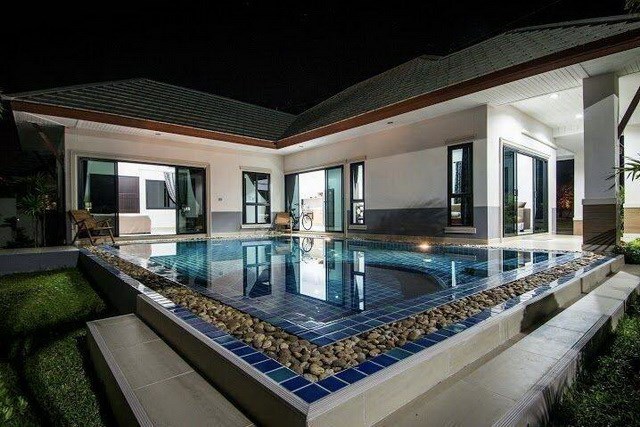 House for sale Na Jomtien Pattaya showing the house and pool House for sale Na Jomtien Pattaya showing the house and pool