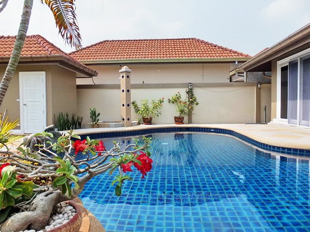 House For Sale Nongpalai Pattaya showing the private pool 
