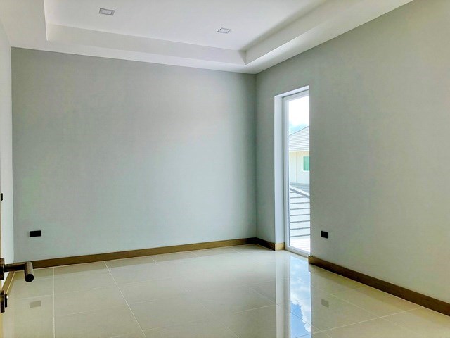 House for sale East Pattaya showing the master bedroom 