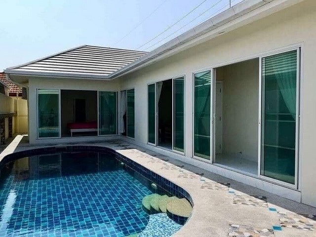 House for sale East Pattaya showing the house and pool House for sale East Pattaya showing the house and pool