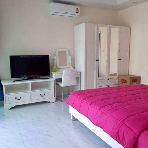 House for sale East Pattaya showing the master bedroom House for sale East Pattaya showing the master bedroom