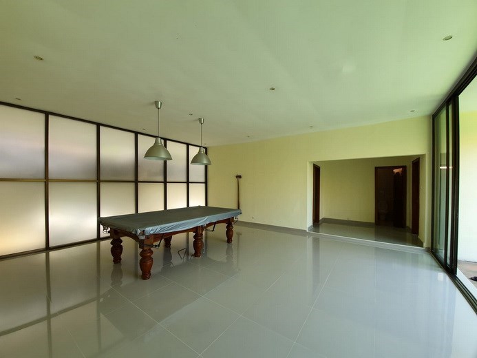 House for sale Pratumnak Pattaya showing the entertainment room and bathroom House for sale Pratumnak Pattaya showing the entertainment room and bathroom