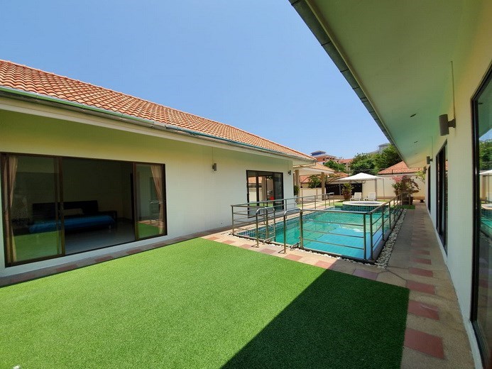 House for sale Pratumnak Pattaya showing the garden and pool House for sale Pratumnak Pattaya showing the garden and pool