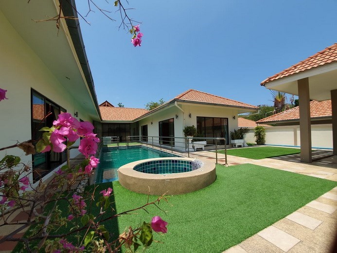 House for sale Pratumnak Pattaya showing the house and pool House for sale Pratumnak Pattaya showing the house and pool