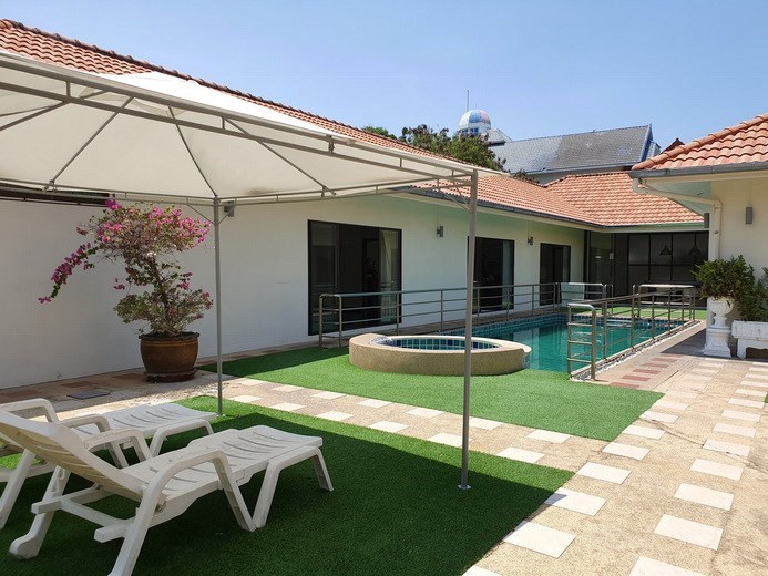 House for sale Pratumnak Pattaya showing the house, terrace and pool House for sale Pratumnak Pattaya showing the house, terrace and pool