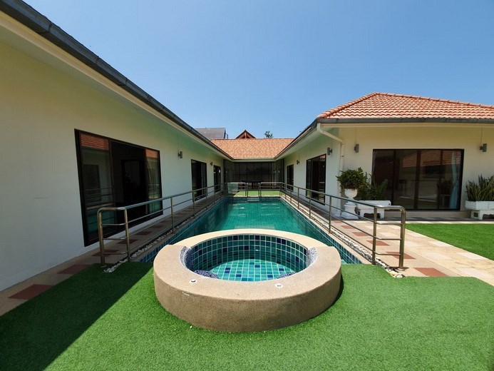 House for sale Pratumnak Pattaya showing the Jacuzzi pool House for sale Pratumnak Pattaya showing the Jacuzzi pool