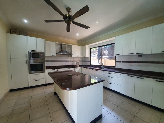 House for sale Pratumnak Pattaya showing the kitchen House for sale Pratumnak Pattaya showing the kitchen
