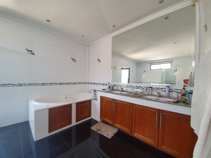 House for sale Pratumnak Pattaya showing the master bathroom with bathtub House for sale Pratumnak Pattaya showing the master bathroom with bathtub