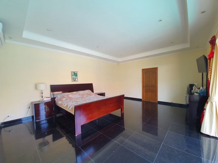 House for sale Pratumnak Pattaya showing the master bedroom House for sale Pratumnak Pattaya showing the master bedroom