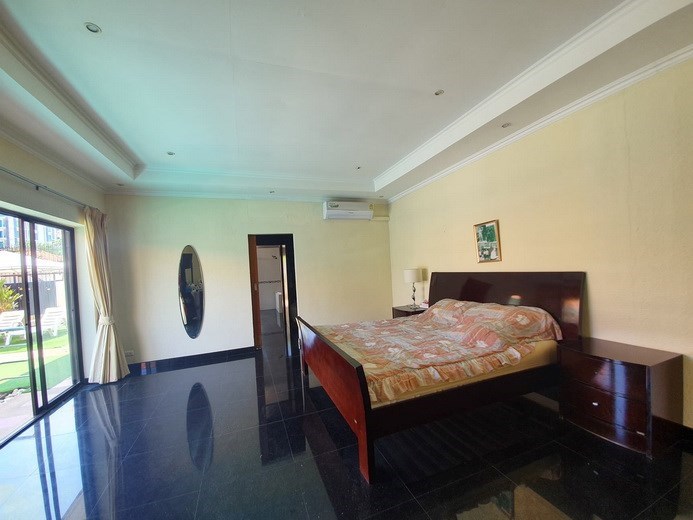 House for sale Pratumnak Pattaya showing the master bedroom suite House for sale Pratumnak Pattaya showing the master bedroom suite