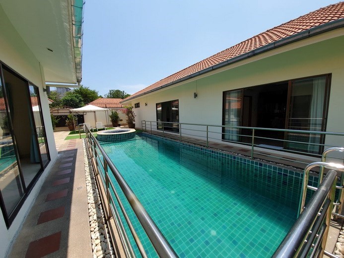 House for sale Pratumnak Pattaya showing the private pool House for sale Pratumnak Pattaya showing the private pool
